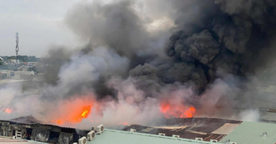 Xưởng gỗ bốc cháy giữa đêm, cả khu dân cư hoảng loạn tháo chạy