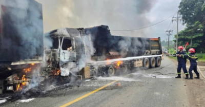 Hai ôtô bốc cháy dữ dội sau va chạm trên tỉnh lộ 769, giao thông ùn ứ kéo dài