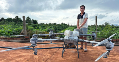 Gia Lai: Tặng bằng khen người đàn ông dùng máy bay điều khiển cứu 2 em nhỏ mắc kẹt giữa sông