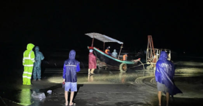 Giông lốc kinh hoàng ở Hà Tĩnh: Tàu du lịch chở 34 người bị đánh chìm giữa biển