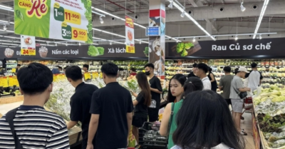 Người dân đổ xô tích trữ thực phẩm, siêu thị đông nghẹt trước bão Wipha