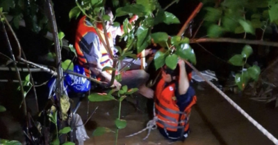 Cảnh sát Đà Nẵng kịp thời cứu người đàn ông bị nước cuốn xuống cống khi đi xe máy