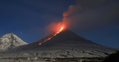 Núi lửa Klyuchevskoy phun trào sau động đất 8,8 độ ngoài khơi Kamchatka