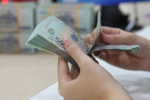 Tiền gửi ngân hàng vượt mốc 15 triệu tỷ đồng: Vì sao dòng tiền vẫn chảy mạnh dù lãi suất thấp?