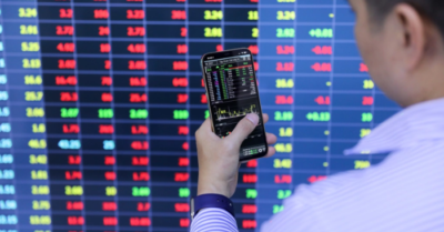 VN-Index áp sát đỉnh lịch sử, thị trường chứng khoán sôi động với thanh khoản cao kỷ lục