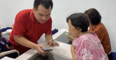 Người lớn tuổi học điện thoại: Cần bạn đồng hành hài hước