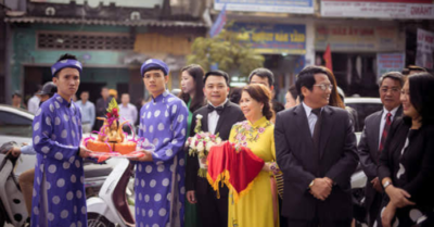 Cha đưa mẹ đón: Hành trình trăm năm không đơn độc