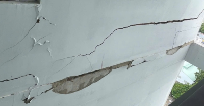 Chung cư ở TP.HCM nứt chân tường dài 4m, cư dân hoảng loạn