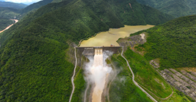 Flycam ghi cảnh xả lũ cuồn cuộn tại thủy điện lớn nhất Bắc Trung Bộ