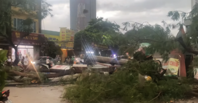 Giông lốc bất ngờ ở Hà Nội: Tôn bay, kính vỡ, người đi xe máy ngã hàng loạt