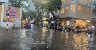 Hà Nội ngập sâu nhiều tuyến phố sau trận mưa giông chiều 19/7