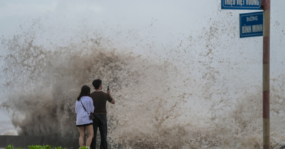 Cặp đôi check-in giữa sóng lớn 3m ở Quất Lâm trước giờ bão số 3 đổ bộ