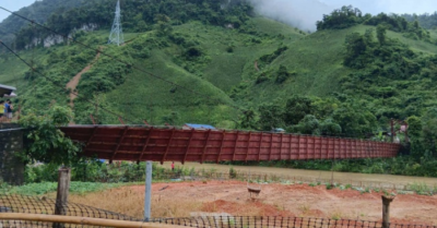 Cầu treo đứt cáp, ô tô chở 3 cán bộ lao xuống sông ở Điện Biên