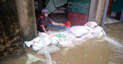 Thanh Hóa ngập sâu gần 1m, dân hối hả đưa lợn, dọn đồ chạy lũ