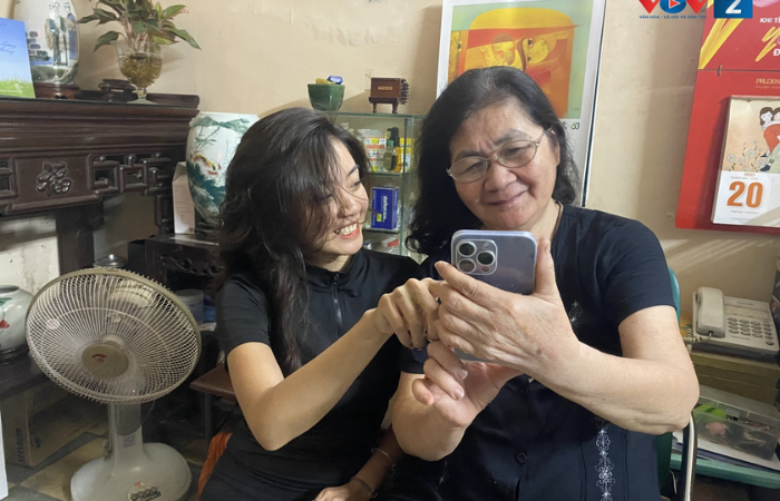 Người lớn tuổi học điện thoại