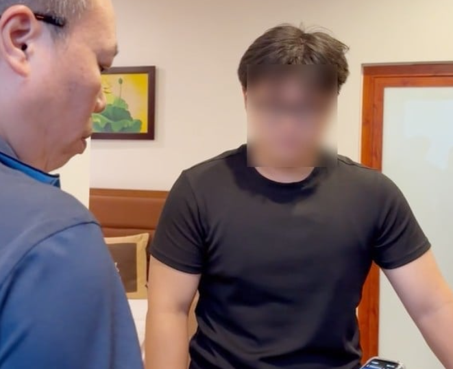 Khi trinh sát tiếp cận nam sinh tại nhà nghỉ, ứng dụng Zoom vẫn đang mở (Ảnh: Công an cung cấp)