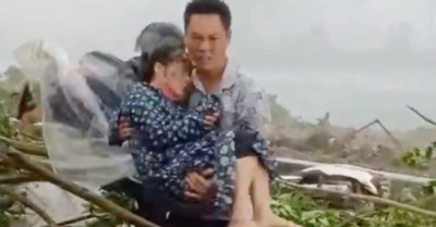 Tài xế Ninh Bình bế người gặp nạn đi cấp cứu giữa mưa giông
