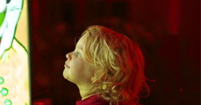 Cảnh báo chứng lác mắt tăng ở giới trẻ vì dùng thiết bị điện tử