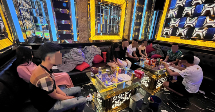 Cảnh sát kiểm tra, phát hiện nhiều người mở tiệc ma túy trong quán karaoke Rich Kid. Ảnh: CA