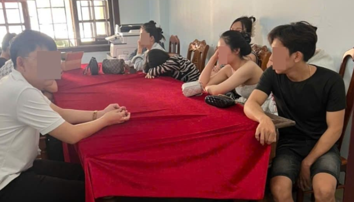 Cảnh sát làm việc với những người liên quan. Ảnh: CA
