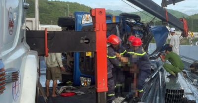 Xe tải lật trên đường dẫn cao tốc, 2 người tử vong tại chỗ