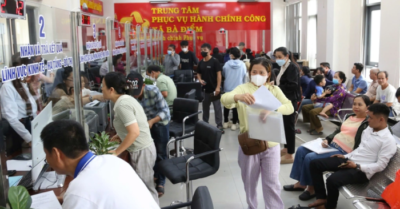 Hàng nghìn người dân đổ về xã, phường làm giấy tờ sau sáp nhập hành chính