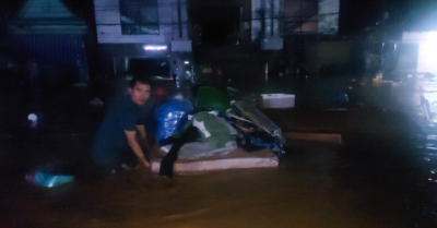 Nghệ An: Giải cứu 5 người dân mắc kẹt giữa dòng lũ dữ ở Mường Xén