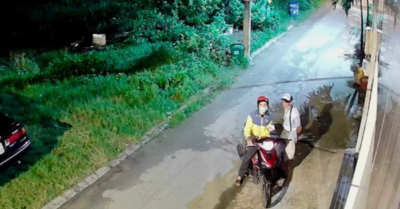 TP.HCM: Nam thanh niên mặc áo xe ôm công nghệ giật 100 tờ vé số của người đàn ông tàn tật