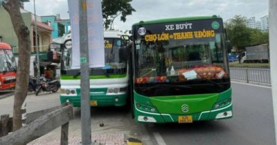 Hai xe buýt rượt đuổi, ép nhau lên vỉa hè vì tranh giành khách ở Tây Ninh