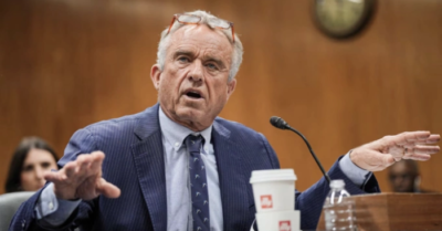 Bộ trưởng Y tế Mỹ cáo buộc giới bác sĩ “xung đột lợi ích” trong khuyến nghị tiêm vaccine Covid-19