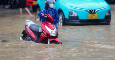 Người Hà Nội khổ sở vì mưa ngập đường phố