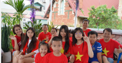 Gia đình 3 thế hệ chi gần 10 triệu đồng để có chỗ xem diễu binh