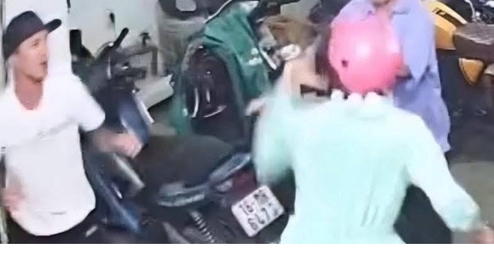 Cô gái tung cước