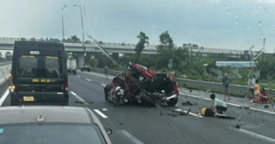 Ô tô con bị vò nát sau va chạm trên cao tốc Hà Nội – Hải Phòng