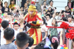 Tề Thiên Đại Thánh bất ngờ xuất hiện, học sinh lớp 1 Trường Tiểu học Vĩnh Tuy phấn khích trong ngày đầu tiên đến trường