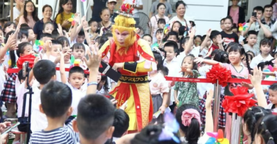 Tề Thiên Đại Thánh bất ngờ xuất hiện, học sinh lớp 1 Trường Tiểu học Vĩnh Tuy phấn khích trong ngày đầu tiên đến trường