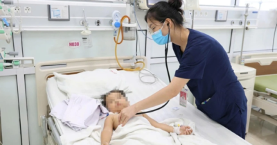 Giây phút nghẹt thở cứu sống bé trai 4 tuổi đuối nước tại bể bơi