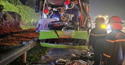 Phú Thọ: Giải cứu 2 người mắc kẹt trong xe khách sau tai nạn trên cao tốc Nội Bài – Lào Cai