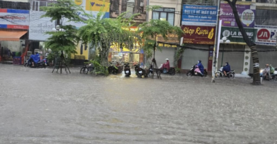 Hà Nội mưa lớn kéo dài, nhiều tuyến phố biến thành “sông”