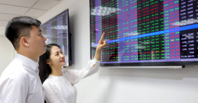 VN-Index thiết lập đỉnh lịch sử mới, thanh khoản bùng nổ vượt 45.000 tỉ đồng