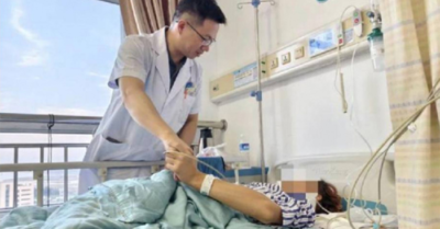 Thói quen cúi đầu xem điện thoại gây liệt