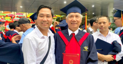 75 tuổi nhận bằng bác sĩ: Hành trình truyền cảm hứng của ông Phạm Ngọc Hồng