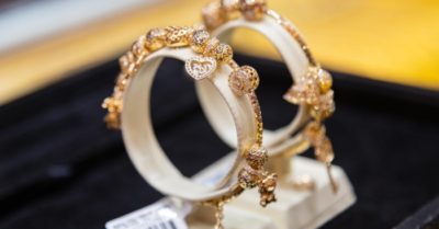 Giá vàng tiếp tục tăng, nhà đầu tư Trung Quốc rút khỏi quỹ ETF để đổ tiền vào chứng khoán