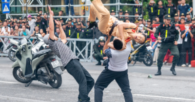 Nữ CSGT biểu diễn võ thuật, trấn áp tội phạm tại Hồ Gươm gây ấn tượng mạnh