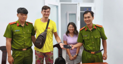 Công an Lâm Đồng hỗ trợ du khách Nga tìm lại điện thoại bị đánh rơi