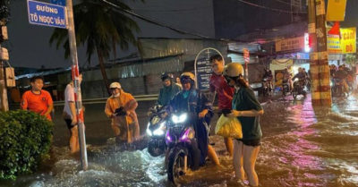 TP.HCM: Nhiều tuyến đường ngập sâu sau trận mưa lớn tối 10/8