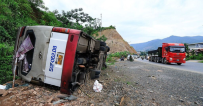 Lật xe khách 29 chỗ trên dốc Cun, 1 người tử vong