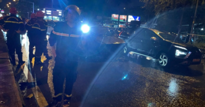 Ô tô 7 chỗ bốc cháy dữ dội giữa mưa lớn ở TP HCM