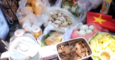 Người dân bày “mâm cỗ” trên vỉa hè chờ hợp luyện diễu binh