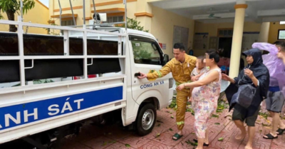 Mẹ và 3 con òa khóc khi trú trong nhà tắm, mái tôn bị bão số 5 giật bay